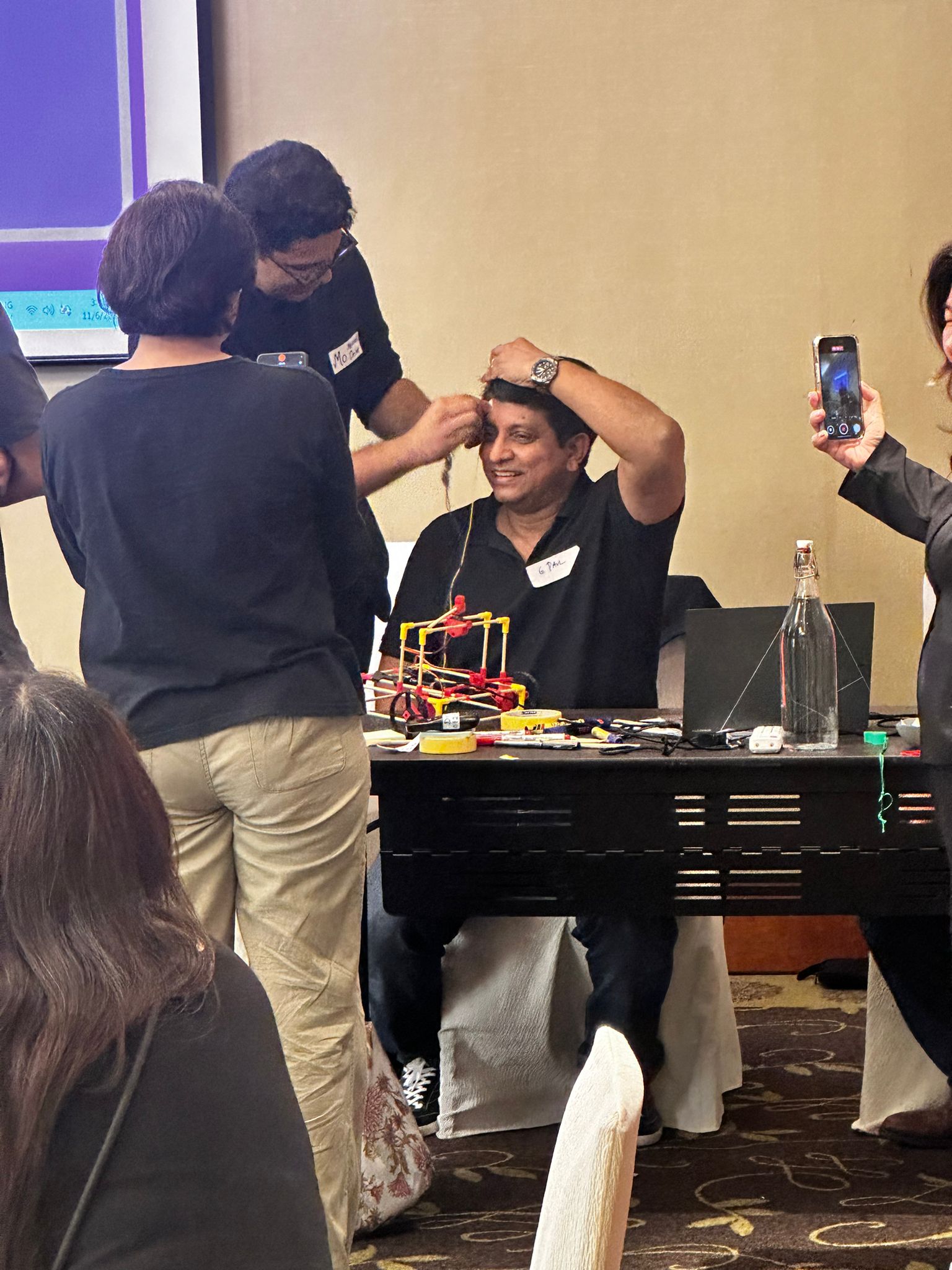 Innovation with Heart: YES WE CAN Team-Building Challenge